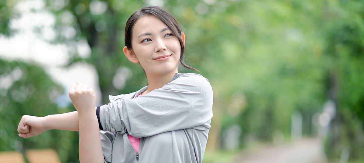 ストレッチしている女性